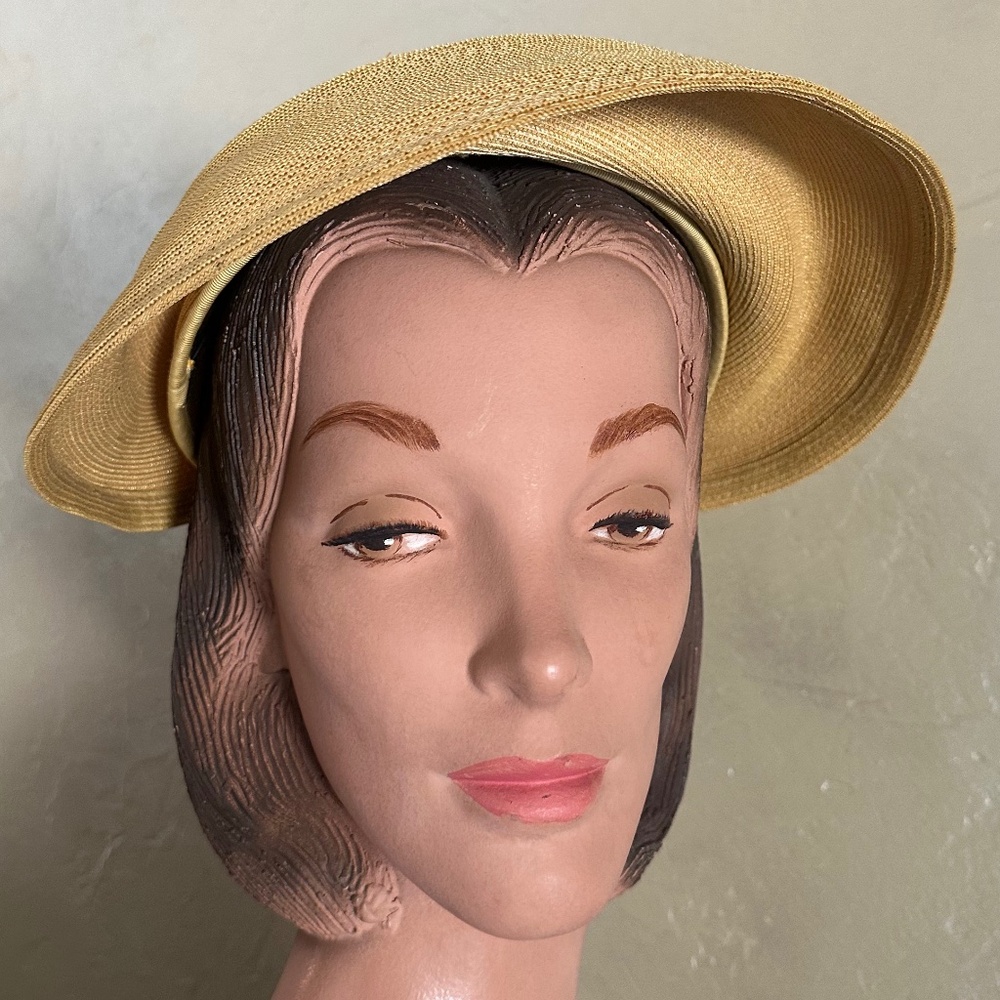 CHARMING 1950s' MUSTARD COLOR STRAW HAT WITH GROSGRAIN TRIM AND BROWN FEATHERS